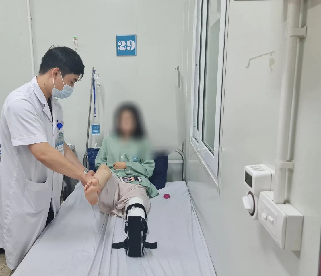 Hiếm gặp: Cẳng chân bé gái bị biến dạng do loạn sản xơ xương - Ảnh 1. Hiếm gặp: Cẳng chân bé gái bị biến dạng do loạn sản xơ xương - Ảnh 1.