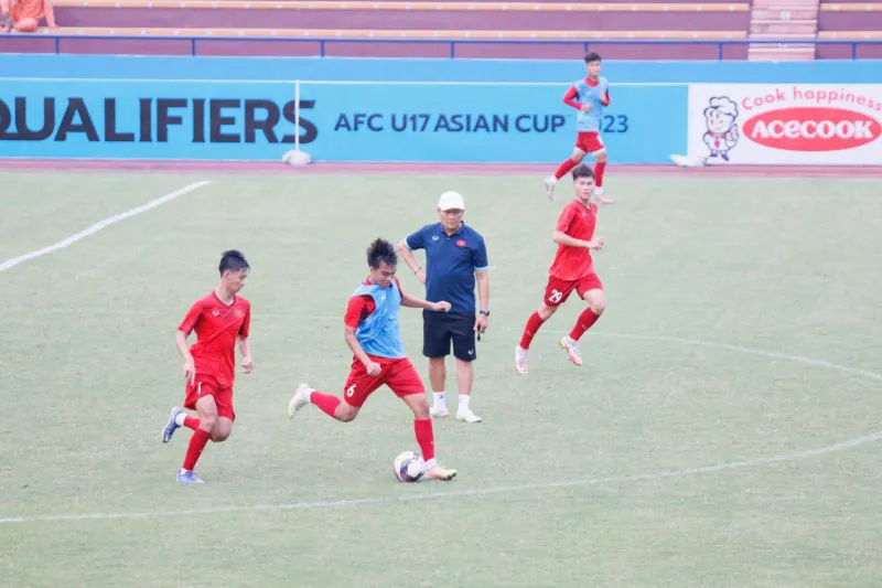 Đội tuyển U17 Việt Nam làm quen SVĐ Việt Trì - Ảnh 2. Đội tuyển U17 Việt Nam làm quen SVĐ Việt Trì - Ảnh 2.
