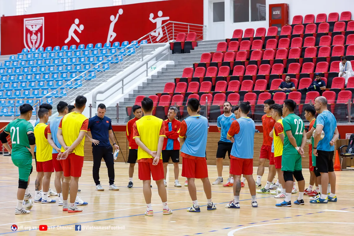 HLV Diego Giustozzi: “ĐT Việt Nam sẽ nỗ lực hết mình để giành chiến thắng trước Iran” - Ảnh 3. HLV Diego Giustozzi: “ĐT Việt Nam sẽ nỗ lực hết mình để giành chiến thắng trước Iran” - Ảnh 3.