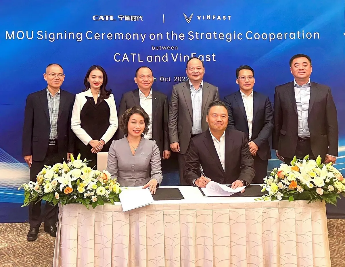 CATL và VinFast hợp tác chiến lược toàn cầu, thúc đẩy di chuyển điện hóa - Ảnh 1. CATL và VinFast hợp tác chiến lược toàn cầu, thúc đẩy di chuyển điện hóa - Ảnh 1.