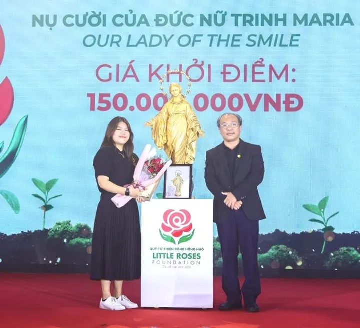 Đấu giá thành công 5 vật phẩm: 1,6 tỷ đồng được quyên góp vào quỹ từ thiện Bông hồng nhỏ - Ảnh 1.