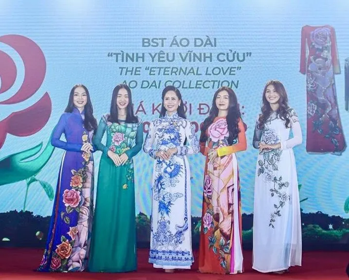 Đấu giá thành công 5 vật phẩm: 1,6 tỷ đồng được quyên góp vào quỹ từ thiện Bông hồng nhỏ - Ảnh 4.