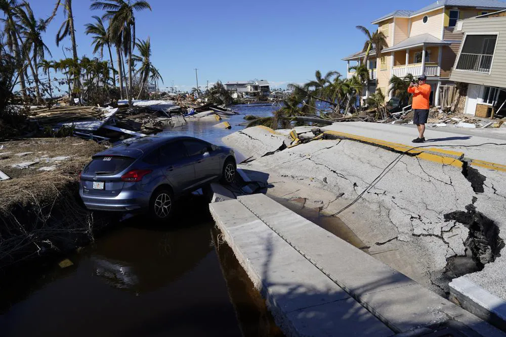 Bão Ian: Tăng gấp đôi lực lượng tìm kiếm ở bang Florida khi số người tử vong vượt 100 - Ảnh 1.