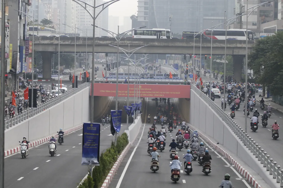 Hầm chui Lê Văn Lương thông thoáng, ngã tư sau khi qua hầm lại ùn tắc dài - Ảnh 2.