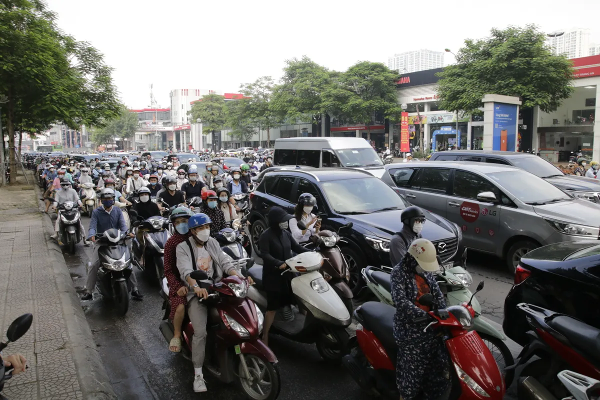 Hầm chui Lê Văn Lương thông thoáng, ngã tư sau khi qua hầm lại ùn tắc dài - Ảnh 3.