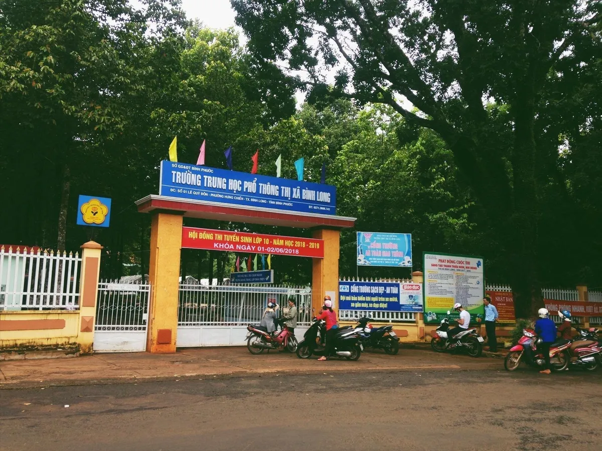 X&aacute;c minh vụ nam sinh lớp 12 bị đ&aacute;nh hội đồng trước cổng trường - Ảnh 1.