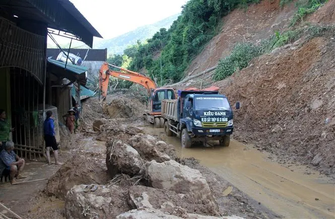 Sau lũ quét, huyện Kỳ Sơn (Nghệ An) xuất hiện vết nứt mới - Ảnh 4.