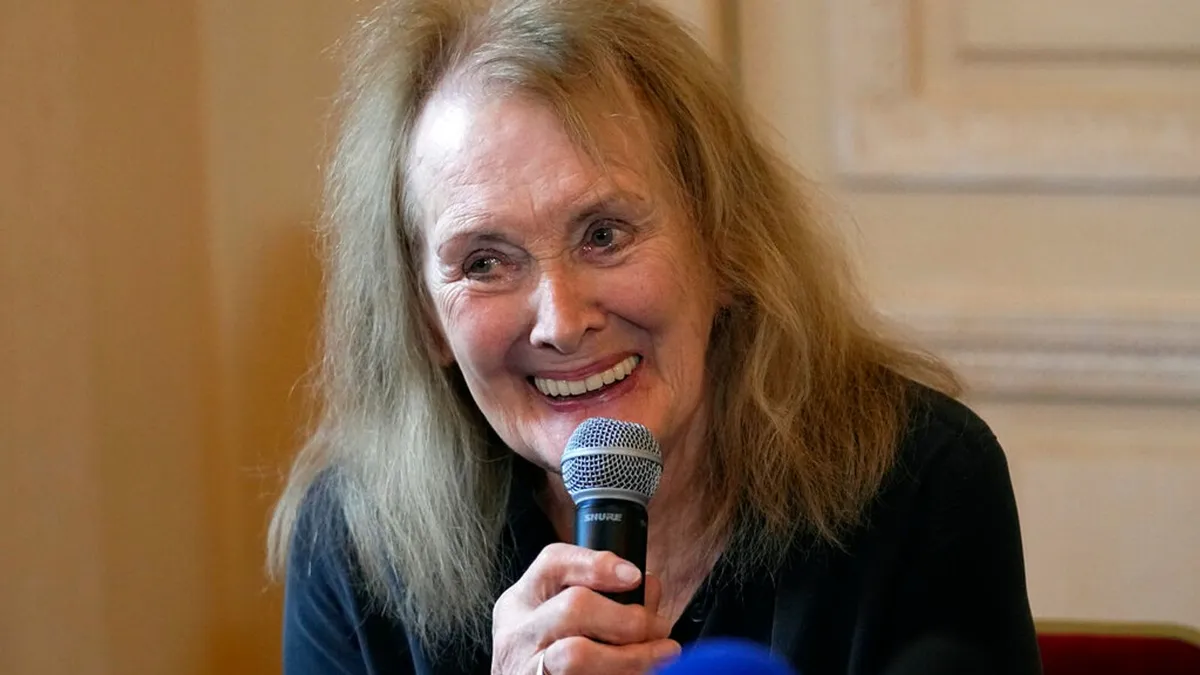 Tổng thống Ph&aacute;p ch&uacute;c mừng t&aacute;c giả Nobel Văn học 2022: Tiếng n&oacute;i của c&ocirc; ấy l&agrave; tiếng n&oacute;i của tự do phụ nữ - Ảnh 1.