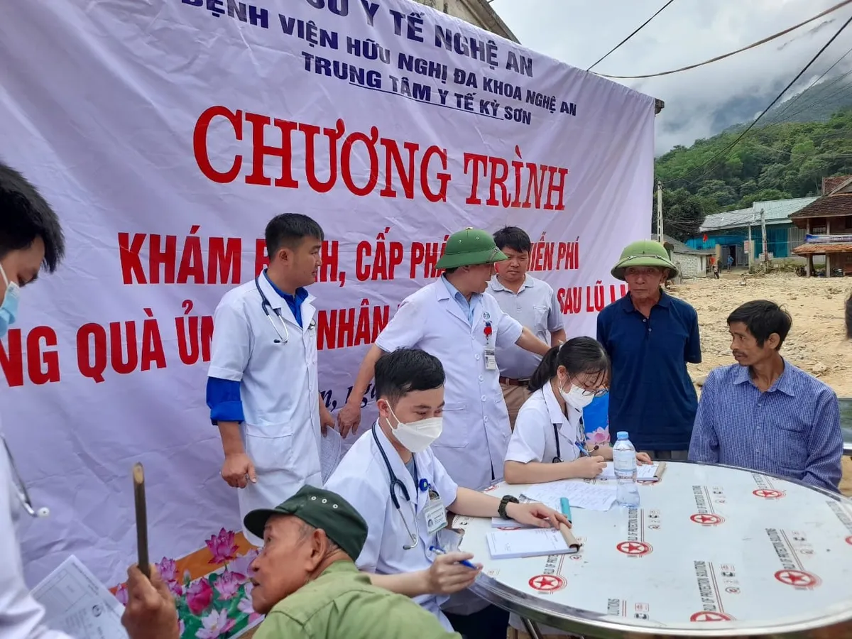Khám bệnh, cấp phát thuốc miễn phí cho người dân vùng lũ Kỳ Sơn - Ảnh 1. Khám bệnh, cấp phát thuốc miễn phí cho người dân vùng lũ Kỳ Sơn - Ảnh 1.