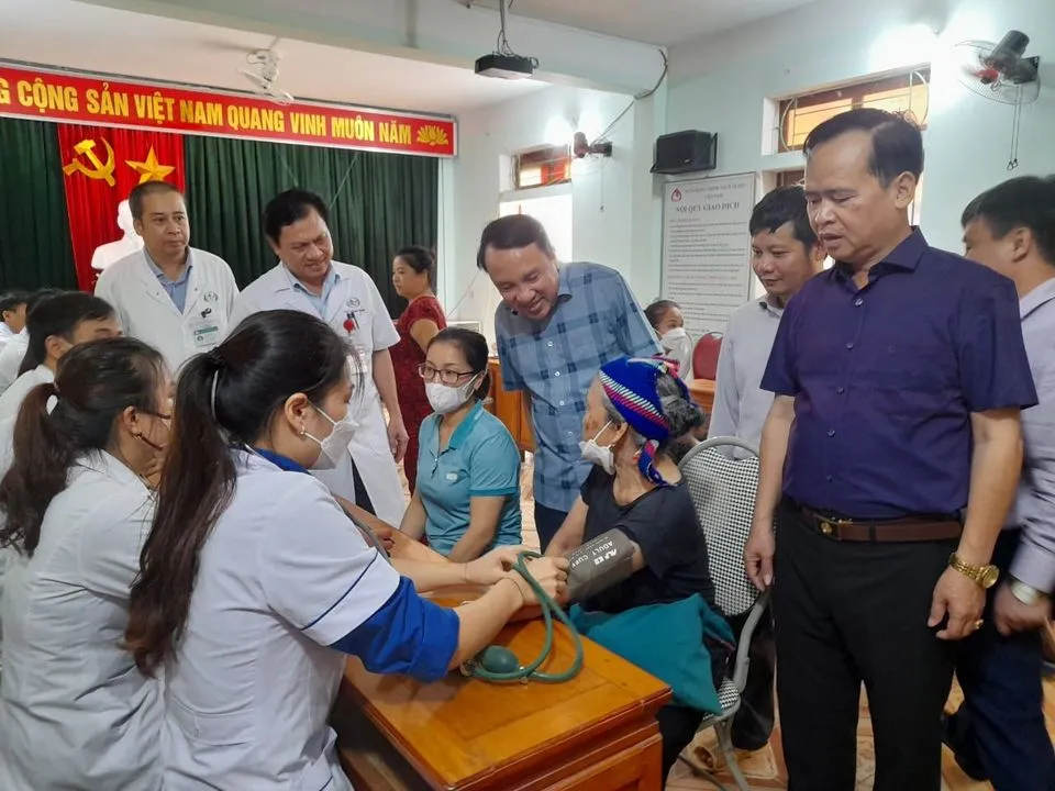 Khám bệnh, cấp phát thuốc miễn phí cho người dân vùng lũ Kỳ Sơn - Ảnh 2. Khám bệnh, cấp phát thuốc miễn phí cho người dân vùng lũ Kỳ Sơn - Ảnh 2.