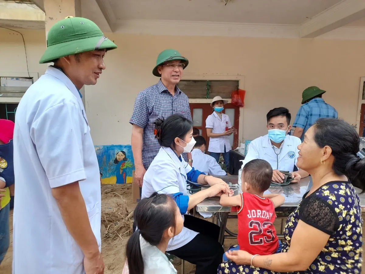 Khám bệnh, cấp phát thuốc miễn phí cho người dân vùng lũ Kỳ Sơn - Ảnh 3. Khám bệnh, cấp phát thuốc miễn phí cho người dân vùng lũ Kỳ Sơn - Ảnh 3.