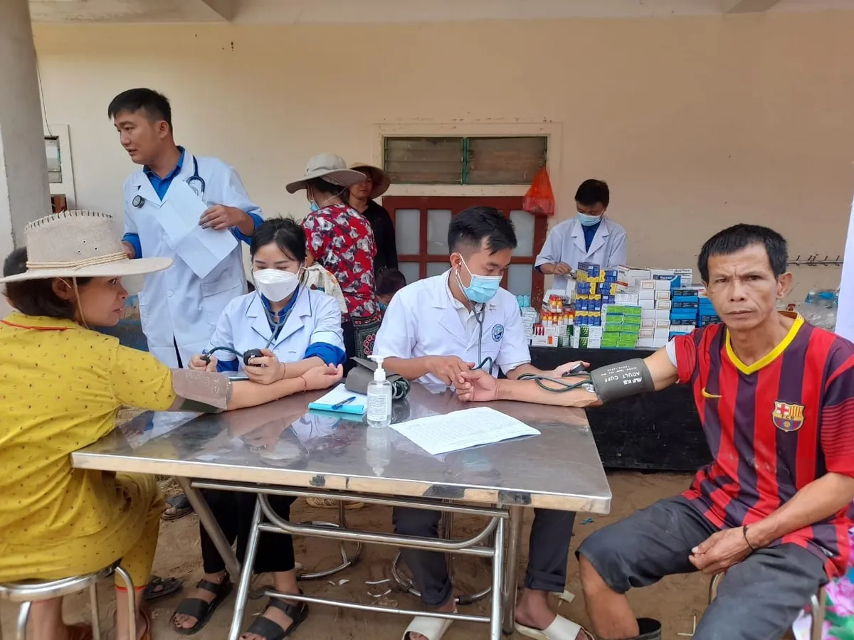 Khám bệnh, cấp phát thuốc miễn phí cho người dân vùng lũ Kỳ Sơn - Ảnh 9. Khám bệnh, cấp phát thuốc miễn phí cho người dân vùng lũ Kỳ Sơn - Ảnh 9.
