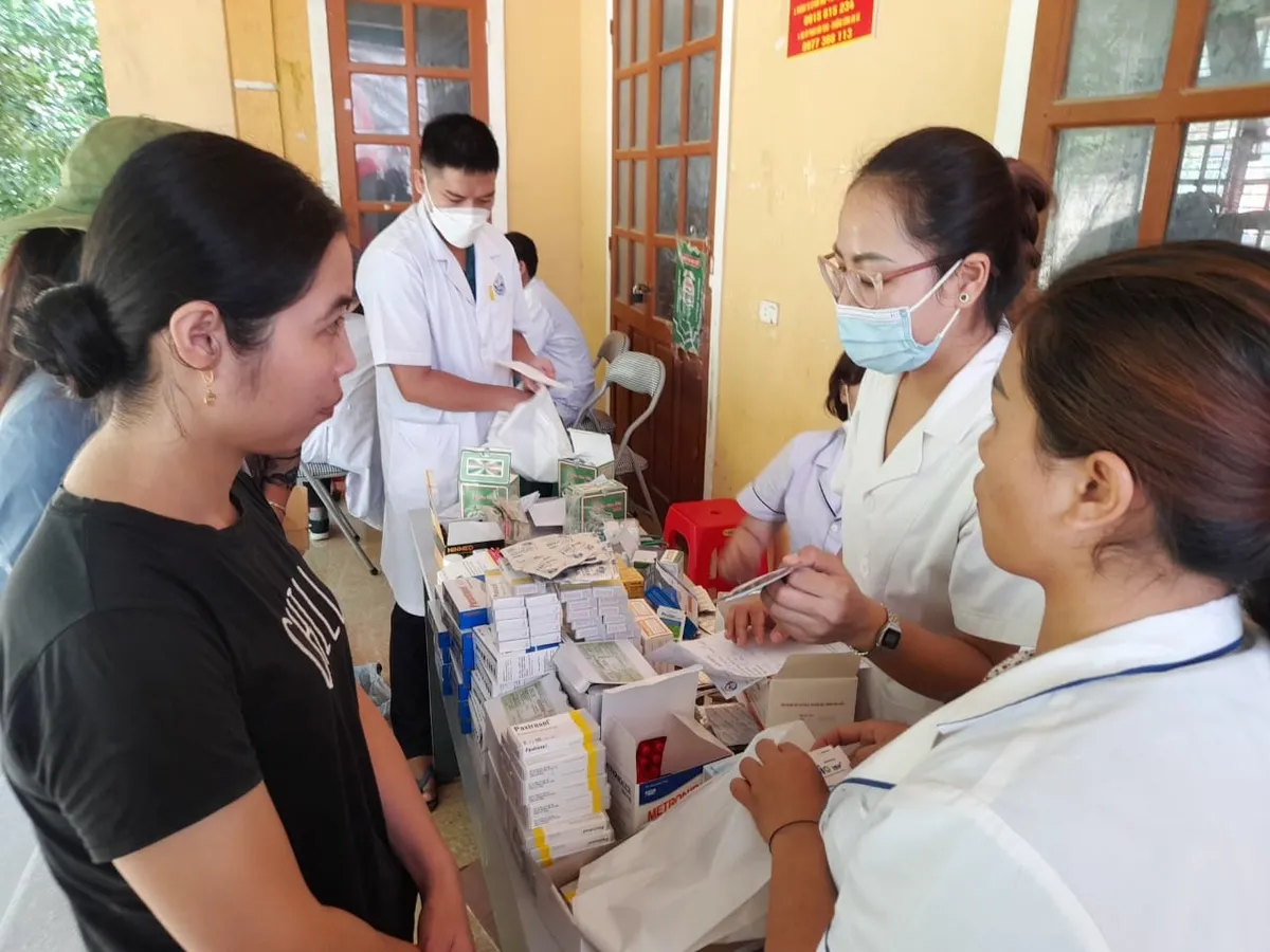 Khám bệnh, cấp phát thuốc miễn phí cho người dân vùng lũ Kỳ Sơn - Ảnh 8. Khám bệnh, cấp phát thuốc miễn phí cho người dân vùng lũ Kỳ Sơn - Ảnh 8.