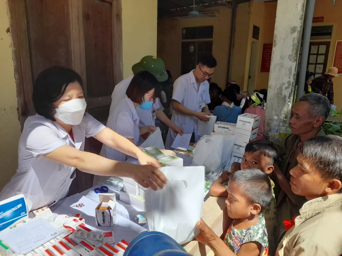 Khám bệnh, cấp phát thuốc miễn phí cho người dân vùng lũ Kỳ Sơn - Ảnh 5. Khám bệnh, cấp phát thuốc miễn phí cho người dân vùng lũ Kỳ Sơn - Ảnh 5.