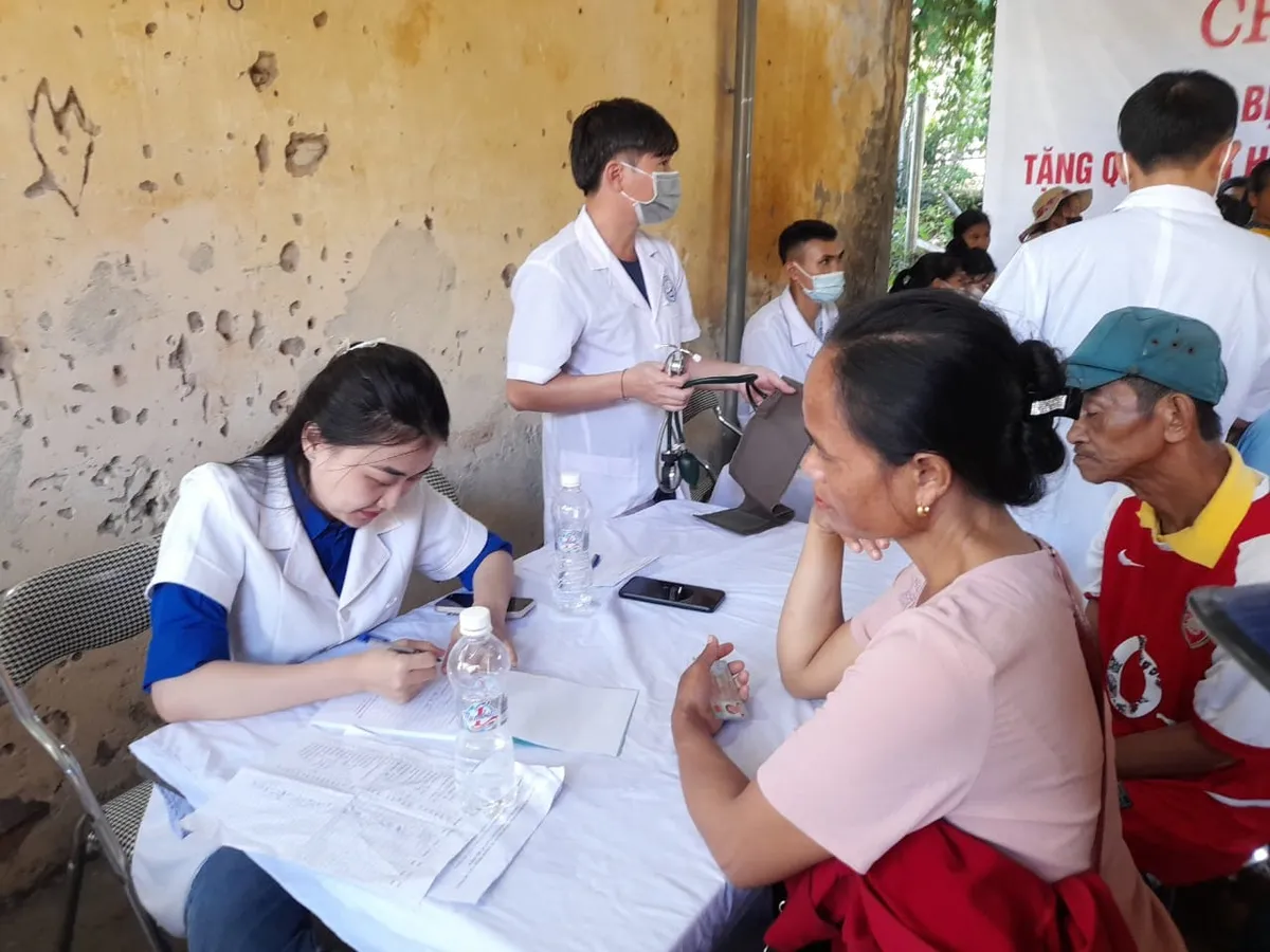 Khám bệnh, cấp phát thuốc miễn phí cho người dân vùng lũ Kỳ Sơn - Ảnh 4. Khám bệnh, cấp phát thuốc miễn phí cho người dân vùng lũ Kỳ Sơn - Ảnh 4.