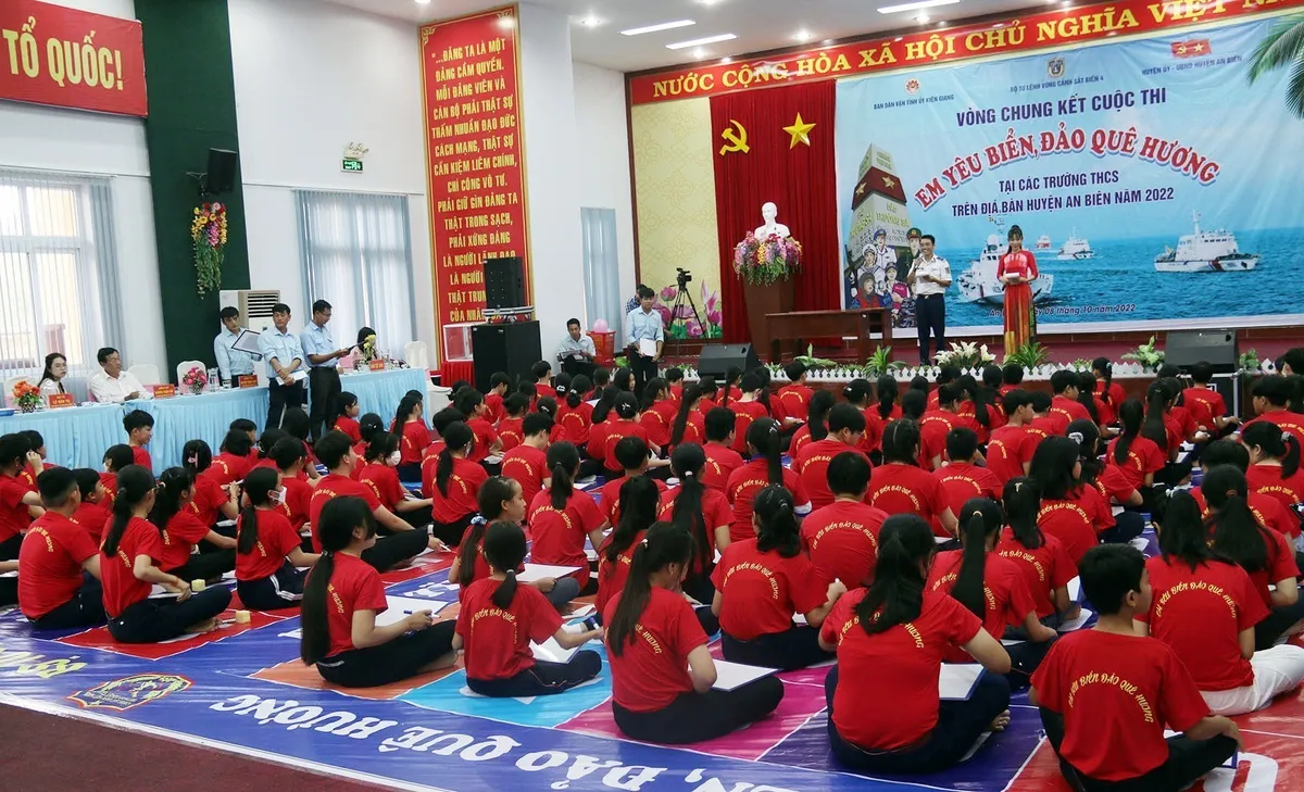 Bộ Tư lệnh Vùng Cảnh sát biển 4 đồng hành với ngư dân An Biên - Ảnh 1.