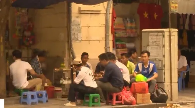 Sáng dọn tạm, trưa tái diễn lấn chiếm lòng đường, vỉa hè phố cổ Hà Nội - Ảnh 1.