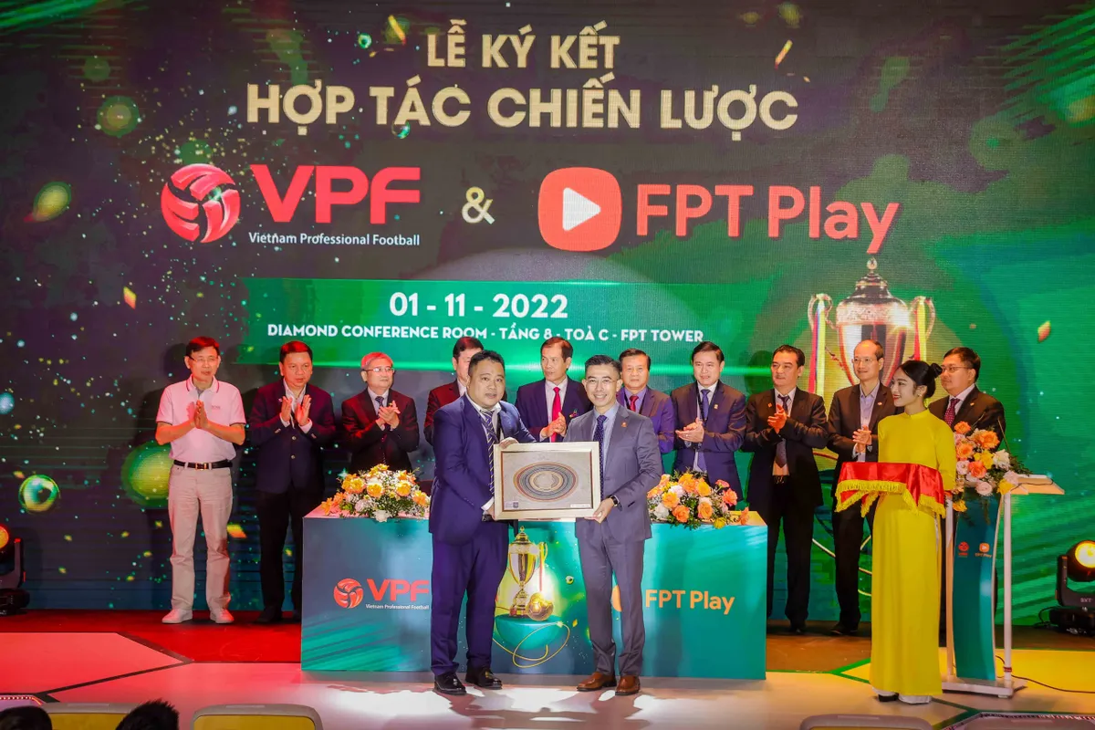 VPF và FPT hợp tác trong 5 mùa giải liên tiếp, giúp nâng tầm bóng đá Việt - Ảnh 1. VPF và FPT hợp tác trong 5 mùa giải liên tiếp, giúp nâng tầm bóng đá Việt - Ảnh 1.
