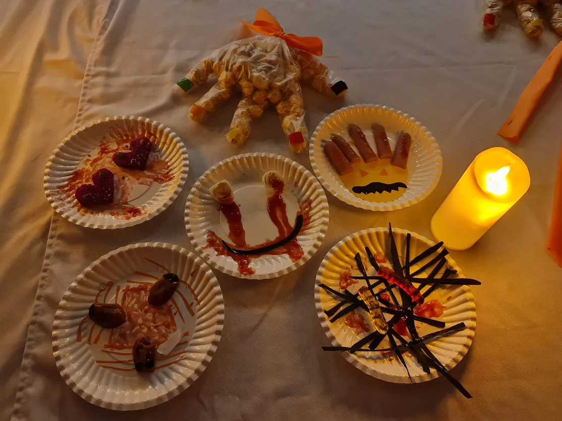 Khi U40-50 cùng con hóa trang đi “dọa ma” Halloween - Ảnh 9. Khi U40-50 cùng con hóa trang đi “dọa ma” Halloween - Ảnh 9.
