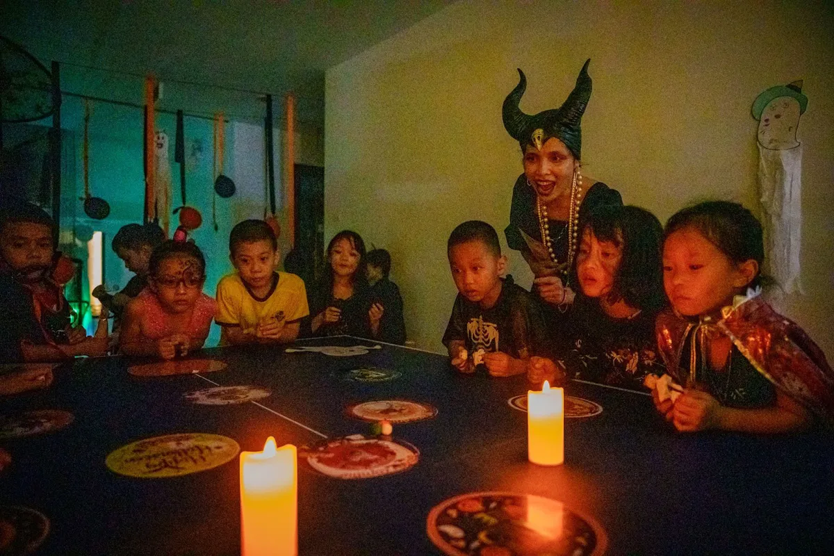 Khi U40-50 cùng con hóa trang đi “dọa ma” Halloween - Ảnh 7. Khi U40-50 cùng con hóa trang đi “dọa ma” Halloween - Ảnh 7.