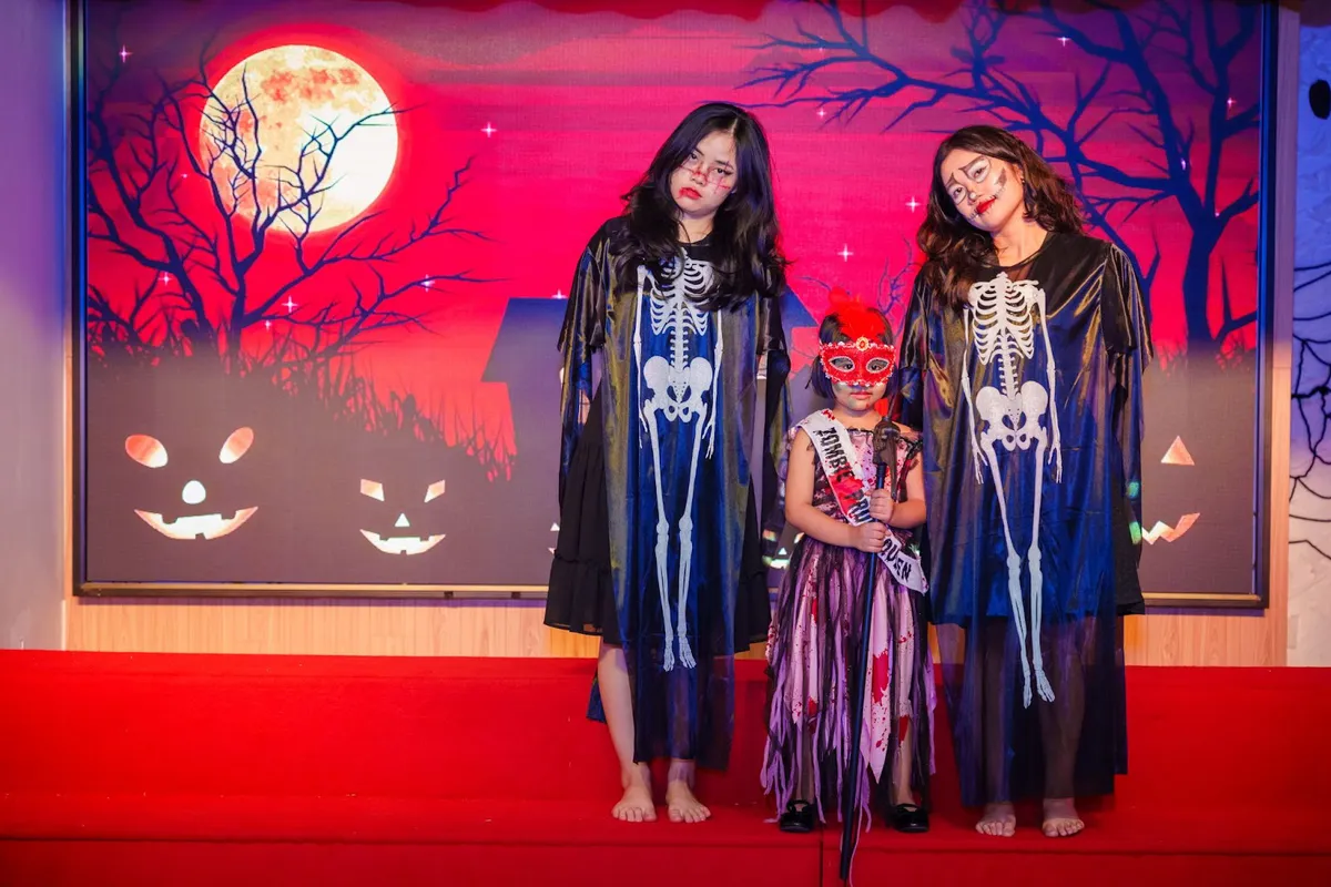 Khi U40-50 cùng con hóa trang đi “dọa ma” Halloween - Ảnh 6. Khi U40-50 cùng con hóa trang đi “dọa ma” Halloween - Ảnh 6.