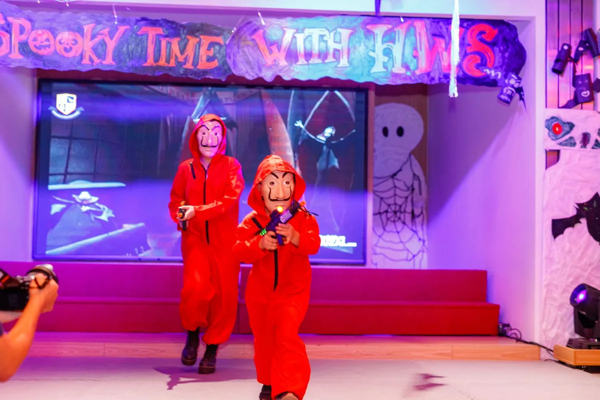 Khi U40-50 cùng con hóa trang đi “dọa ma” Halloween - Ảnh 5. Khi U40-50 cùng con hóa trang đi “dọa ma” Halloween - Ảnh 5.