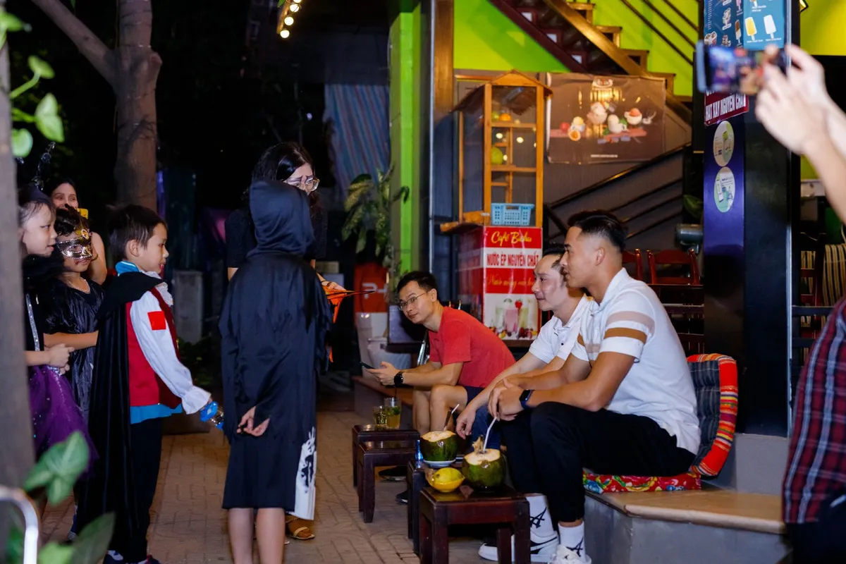 Khi U40-50 cùng con hóa trang đi “dọa ma” Halloween - Ảnh 4. Khi U40-50 cùng con hóa trang đi “dọa ma” Halloween - Ảnh 4.
