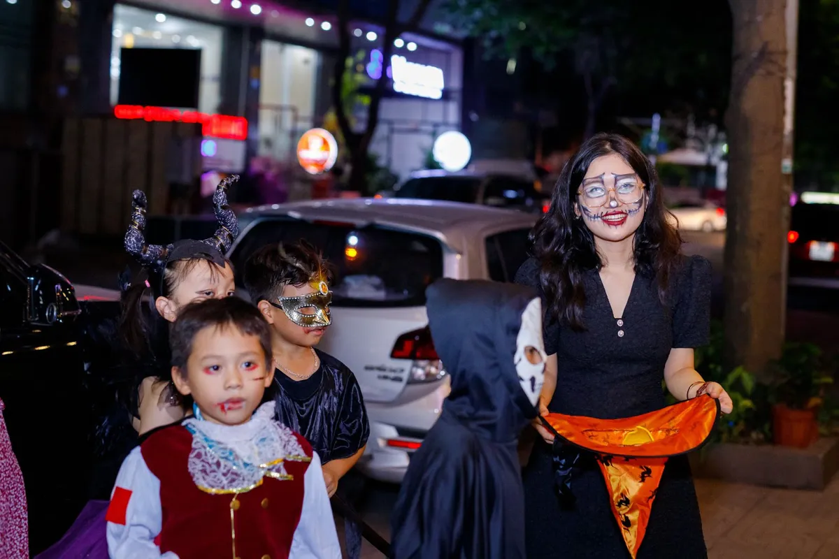 Khi U40-50 cùng con hóa trang đi “dọa ma” Halloween - Ảnh 3. Khi U40-50 cùng con hóa trang đi “dọa ma” Halloween - Ảnh 3.
