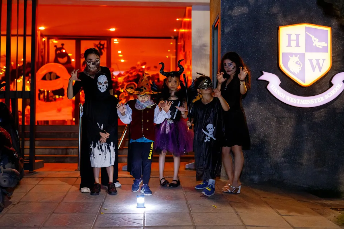 Khi U40-50 cùng con hóa trang đi “dọa ma” Halloween - Ảnh 2. Khi U40-50 cùng con hóa trang đi “dọa ma” Halloween - Ảnh 2.
