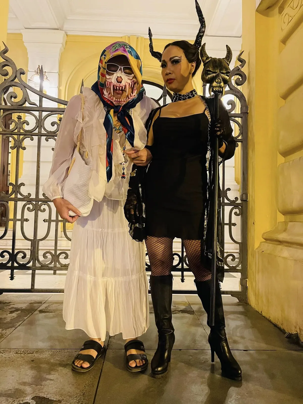 Khi U40-50 cùng con hóa trang đi “dọa ma” Halloween - Ảnh 1. Khi U40-50 cùng con hóa trang đi “dọa ma” Halloween - Ảnh 1.