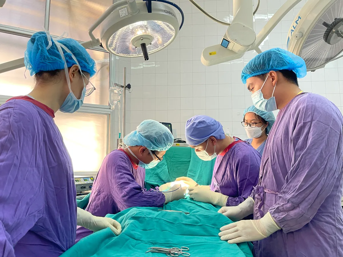 Bé trai 6 tuổi bị sùi mào gà thể nặng - Ảnh 1.