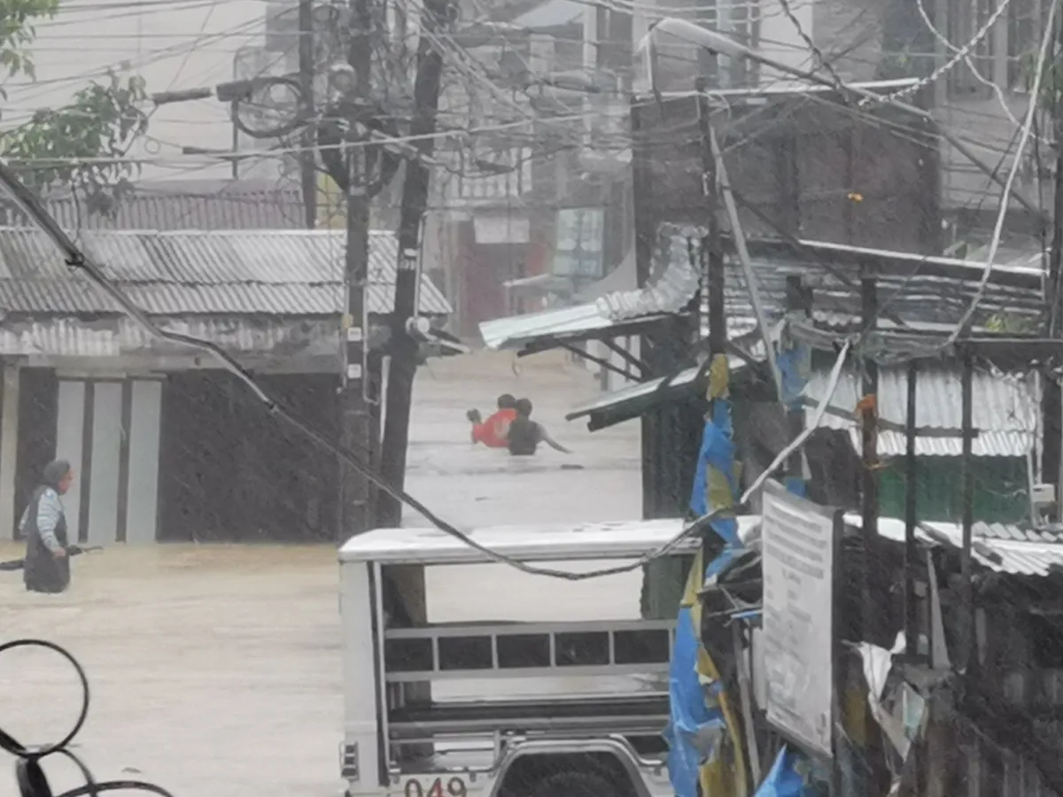 Bão Nalgae ở Philippines: Số người tử vong tăng lên 110, Tổng thống Marcos đi thị sát - Ảnh 1.