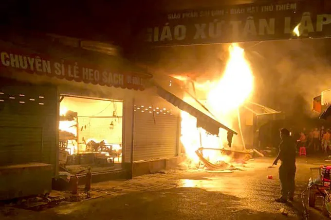 Lửa bao tr&ugrave;m 2 ki ốt quần &aacute;o trong chợ ở TP Thủ Đức - Ảnh 1.