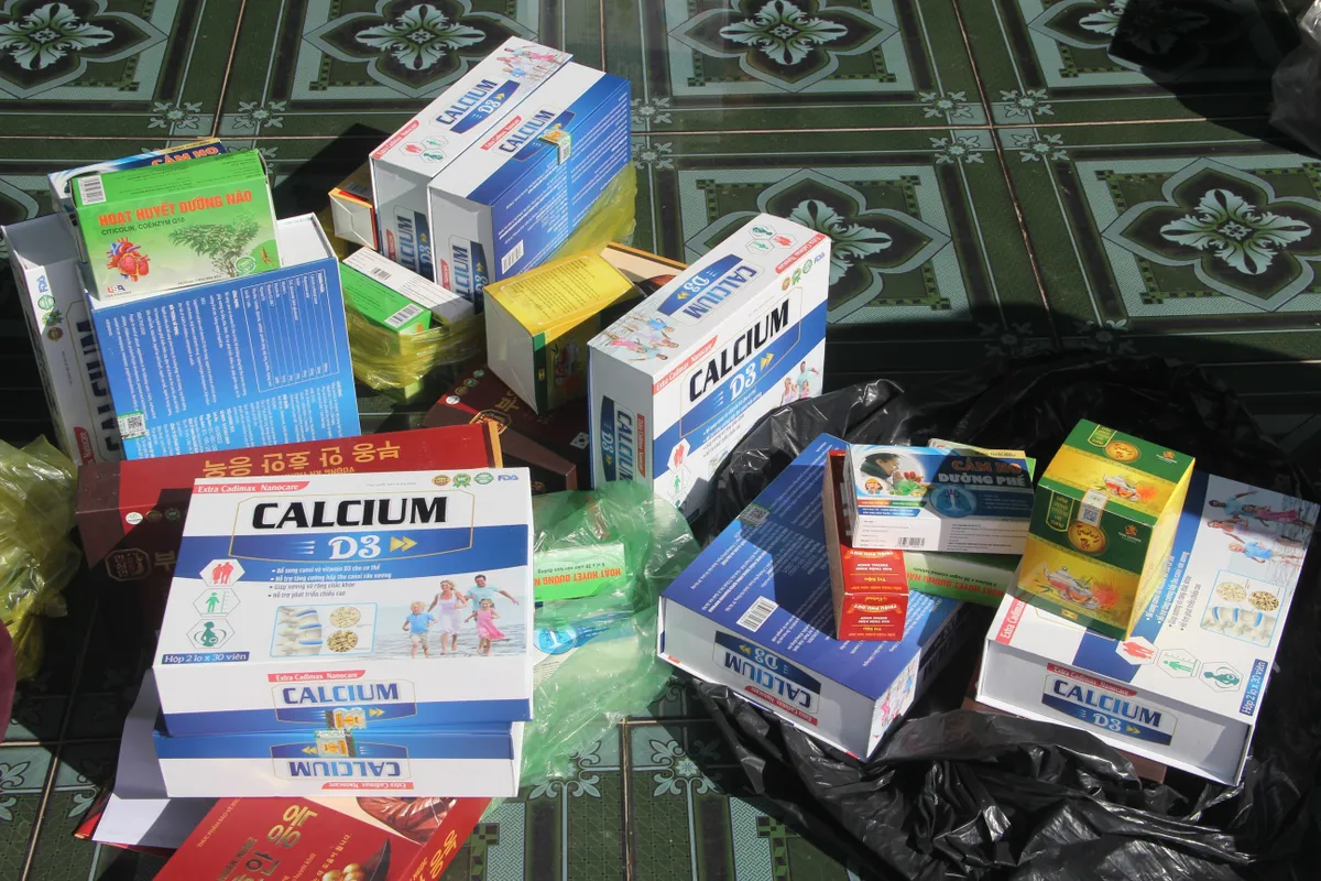 Phú Yên: Xác minh vụ nhóm đối tượng lừa bán thuốc, hàng hóa không rõ nguồn gốc cho người dân - Ảnh 2. Phú Yên: Xác minh vụ nhóm đối tượng lừa bán thuốc, hàng hóa không rõ nguồn gốc cho người dân - Ảnh 2.