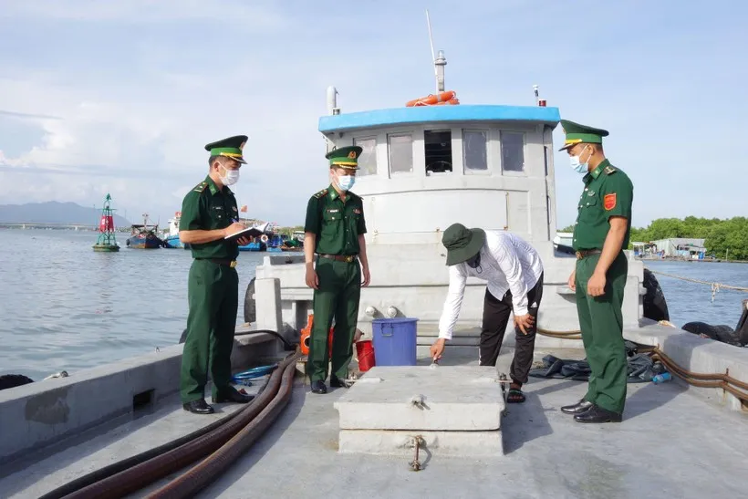 Bắt giữ tàu vận chuyển 18.000 lít dầu DO không rõ nguồn gốc - Ảnh 1.