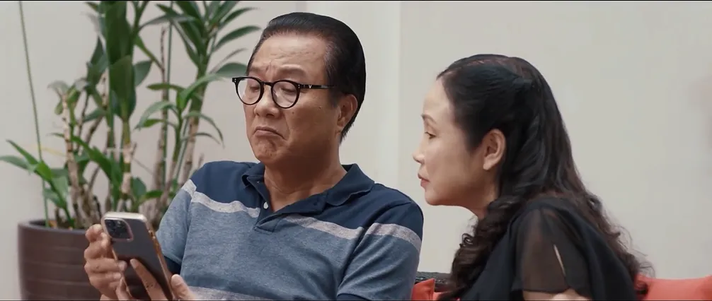 Thông gia ngõ hẹp - Tập 17: Ông Khôi ghen khi ông Phúc chụp ảnh cùng bà Hồng - Ảnh 4.
