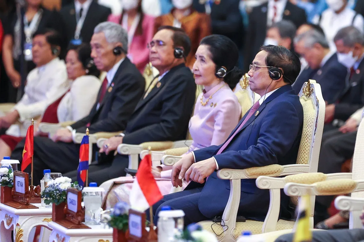 Hội nghị Cấp cao ASEAN lần thứ 40, 41 chính thức khai mạc - Ảnh 2.