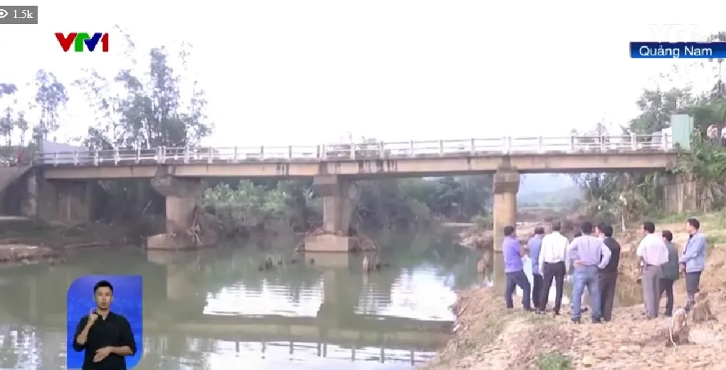 Cầu hư hỏng, người dân nhọc nhằn vượt sông - Ảnh 2. Cầu hư hỏng, người dân nhọc nhằn vượt sông - Ảnh 2.