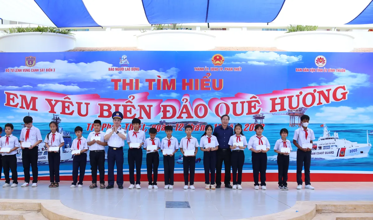 Cảnh sát biển đồng hành với ngư dân: Nhiều hoạt động thiết thực, ý nghĩa - Ảnh 2.