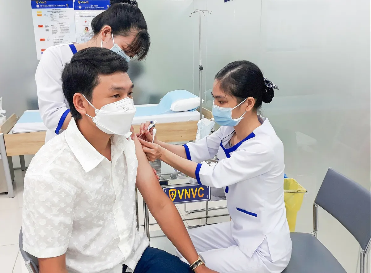 Vaccine viêm gan B phòng bệnh đến 95%, ngăn ngừa diễn tiến ung thư gan - Ảnh 2.