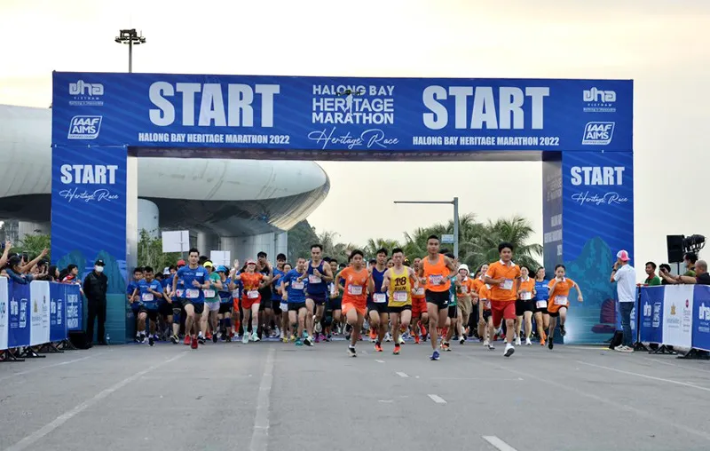 Đặng Anh Quyết và Thái Thị Hồng vô địch Giải Marathon quốc tế Di sản Hạ Long 2022 - Ảnh 1. Đặng Anh Quyết và Thái Thị Hồng vô địch Giải Marathon quốc tế Di sản Hạ Long 2022 - Ảnh 1.