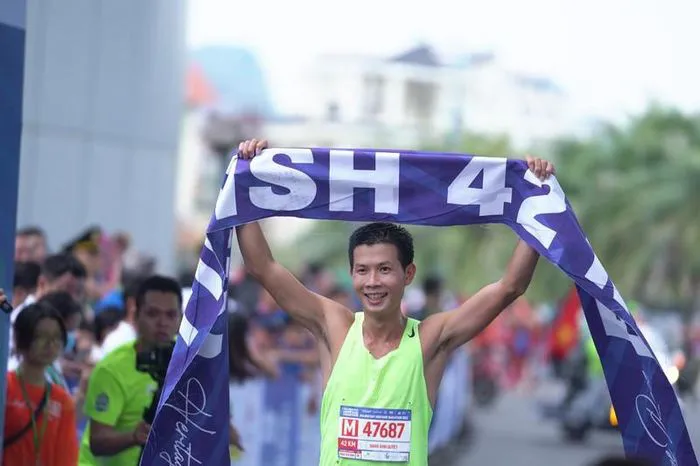 Đặng Anh Quyết và Thái Thị Hồng vô địch Giải Marathon quốc tế Di sản Hạ Long 2022 - Ảnh 2. Đặng Anh Quyết và Thái Thị Hồng vô địch Giải Marathon quốc tế Di sản Hạ Long 2022 - Ảnh 2.