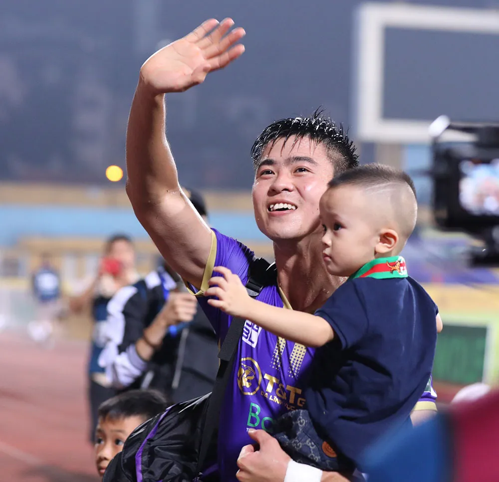 Chùm ảnh trao Cúp VĐ Night Wolf V.League 1-2022 cho CLB Hà Nội - Ảnh 17. Chùm ảnh trao Cúp VĐ Night Wolf V.League 1-2022 cho CLB Hà Nội - Ảnh 17.