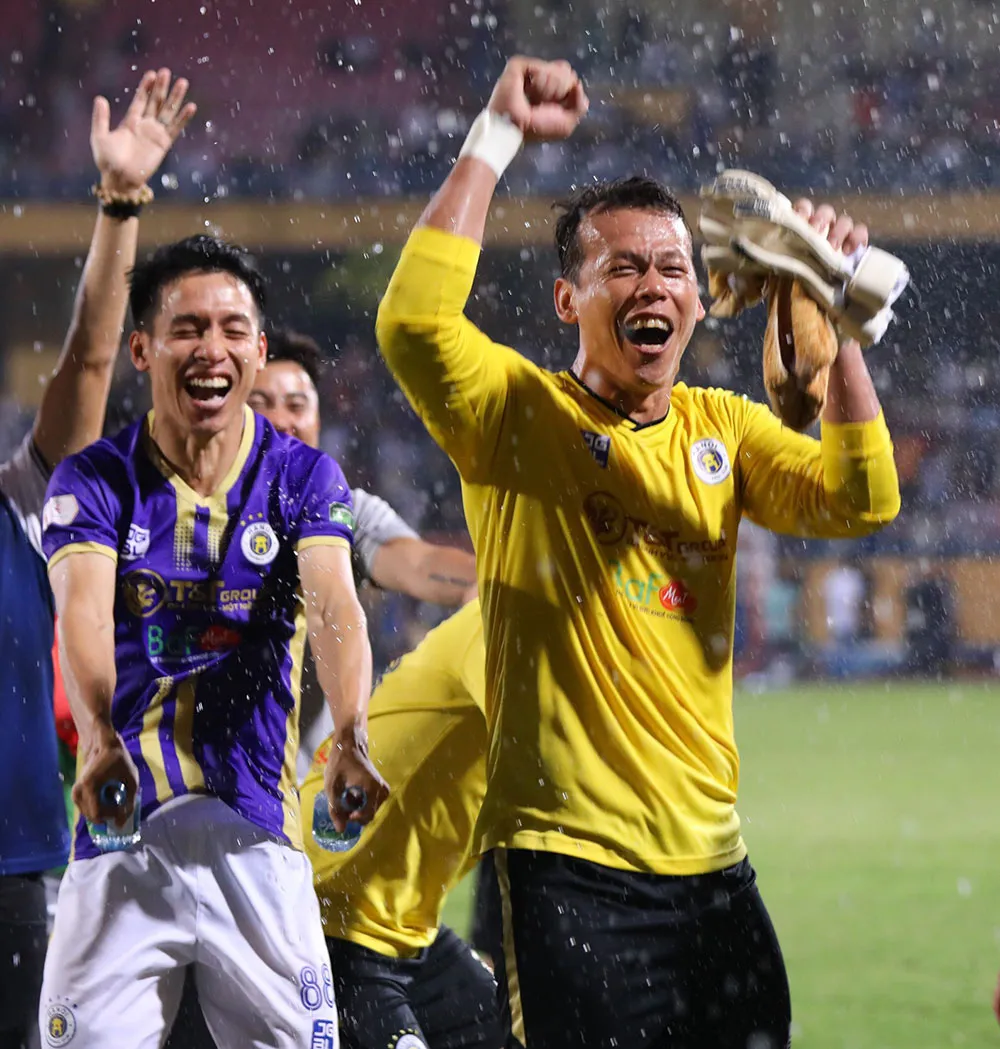 Chùm ảnh trao Cúp VĐ Night Wolf V.League 1-2022 cho CLB Hà Nội - Ảnh 14. Chùm ảnh trao Cúp VĐ Night Wolf V.League 1-2022 cho CLB Hà Nội - Ảnh 14.