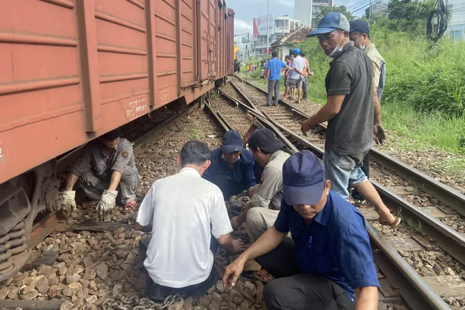 Tàu hàng trật bánh khiến đường sắt Bắc - Nam tê liệt nhiều giờ - Ảnh 1.