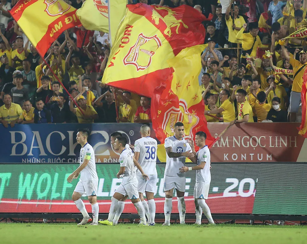 Vòng 25 Night Wolf V.League 1-2022: Bùng nổ khán giả, xác định tốp đầu bảng - Ảnh 5. Vòng 25 Night Wolf V.League 1-2022: Bùng nổ khán giả, xác định tốp đầu bảng - Ảnh 5.