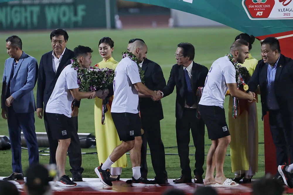 Chùm ảnh trao Cúp VĐ Night Wolf V.League 1-2022 cho CLB Hà Nội - Ảnh 3. Chùm ảnh trao Cúp VĐ Night Wolf V.League 1-2022 cho CLB Hà Nội - Ảnh 3.