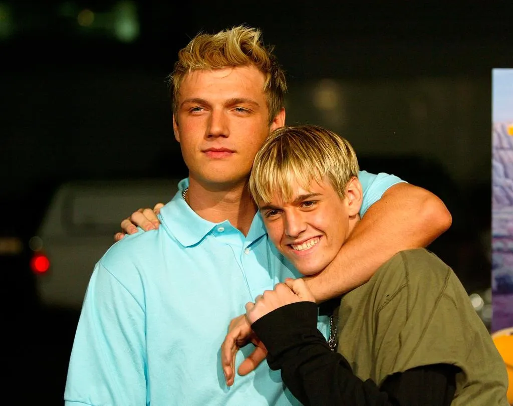 Nick Carter gục ngã trên sân khấu sau cái chết của em trai Aaron Carter - Ảnh 1.