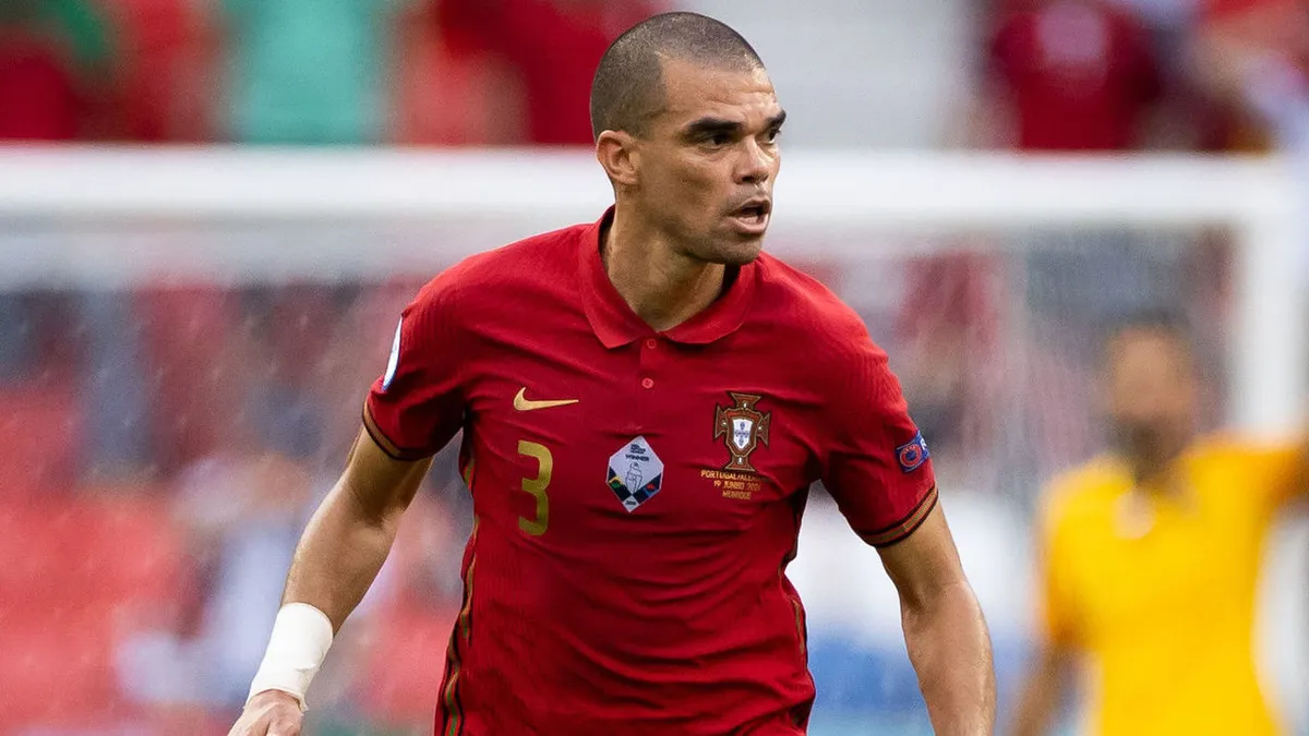 10 cầu thủ lớn tuổi nhất World Cup 2022 | Ronaldo vẫn còn rất trẻ - Ảnh 8. 10 cầu thủ lớn tuổi nhất World Cup 2022 | Ronaldo vẫn còn rất trẻ - Ảnh 8.