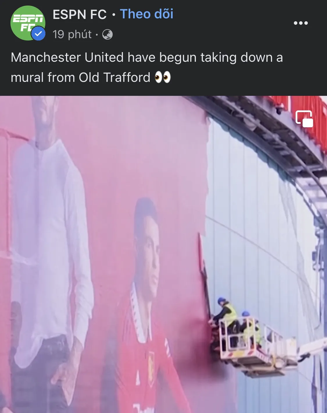 Manchester United gỡ hình Ronaldo tại Old Trafford - Ảnh 1. Manchester United gỡ hình Ronaldo tại Old Trafford - Ảnh 1.